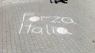 Nad napisem "Forza Italia" znalazł się but-widmo