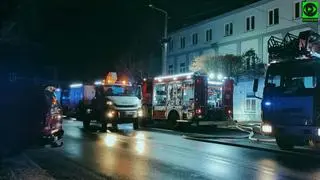 Początkowo na miejscu działały cztery zastępy straży pożarnej