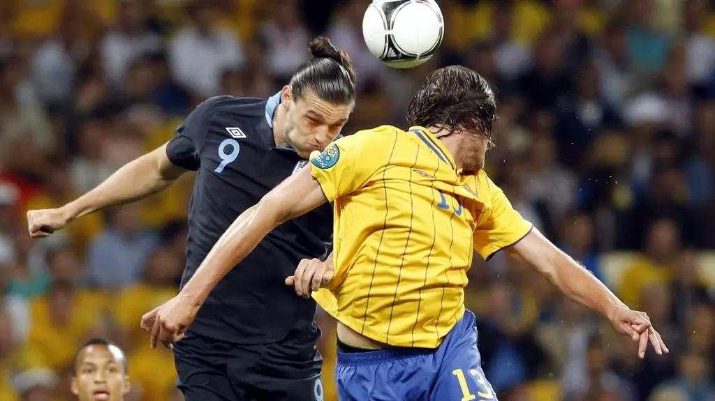 Andy Carroll z Anglii i  Jonas Olsson ze Szwecji