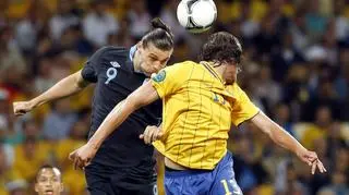 Andy Carroll z Anglii i  Jonas Olsson ze Szwecji