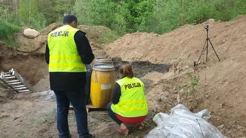 Policja zatrzymała dwóch mężczyzn, którzy wylewali chemikalia do gleby