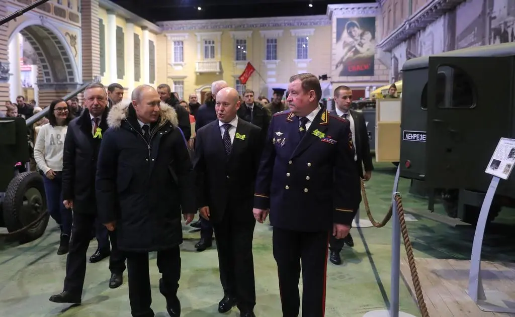 Umnow (na zdjęciu z prawej) towarzyszy Władimirowi Putinowi w czasie uroczystości w Petersburgu   