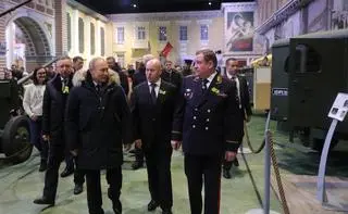 Umnow (na zdjęciu z prawej) towarzyszy Władimirowi Putinowi w czasie uroczystości w Petersburgu   