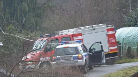 Wziął policjanta "na maskę", potem porzucił pojazd i uciekł w las. Kilka godzin obławy