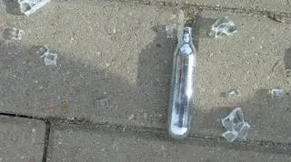Wandale ostrzelali przystanki z wiatrówki