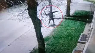 Rzucił butelką w komendę 