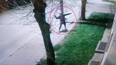 Rzucił butelką w komendę 