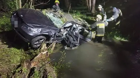Zjechał z drogi i wpadł do rzeki. Był pijany