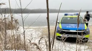 Pod chłopcami ratującymi tonącego psa załamał się lód