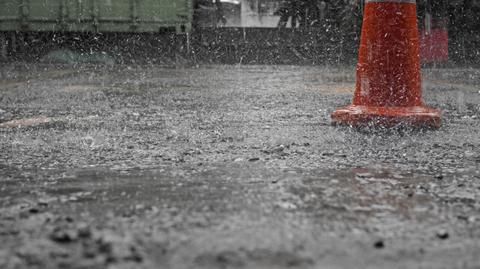 Niebezpieczna pogoda. Alarmy IMGW przed gęstą mgłą i intensywnym deszczem