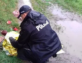 Szedł na skróty, wpadł do lodowatej rzeki. Stracił przytomność