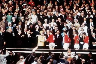 Mundial 1966. Bobby Moore, po zwycięstwie Anglii w meczu finałowym z reprezentacją RFN, odbiera puchar z rąk królowej Elżbiety II