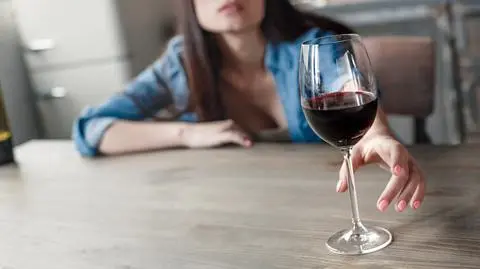 kieliszek alkohol wino alkoholik alkoholizm s shutterstock_1054183433