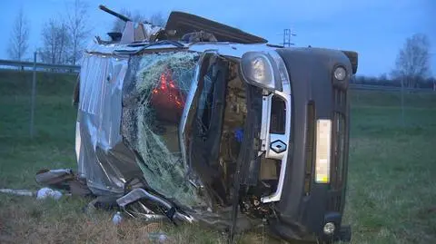 Bus przewrócił się na autostradzie