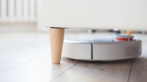 robot odkurzacz shutterstock_1575313036