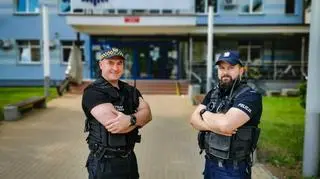 Psa uwolnił policjant i pełniący z nim służbę strażnik miejski 