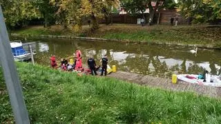 Ostróda. Podczas przeprawy przez śluzę mężczyzna wypadł z łódki