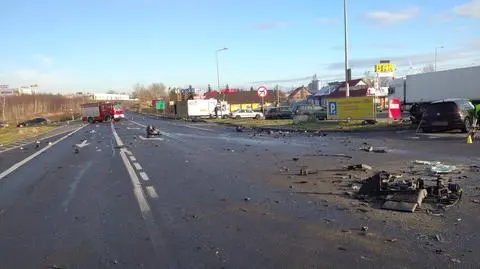 Tir wyjeżdżał ze stacji paliw, zderzył się z samochodem osobowym. Nie żyje jedna osoba, trzy są ranne