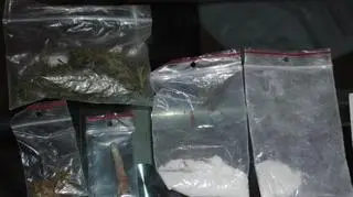 Policjanci zabezpieczyli także broń i twarde narkotyki