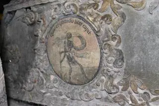 Malowany emblemat na długim boku skrzyni