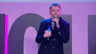 Dziennikarz TVN24 Piotr Jacoń z nagrodą "Glamour"