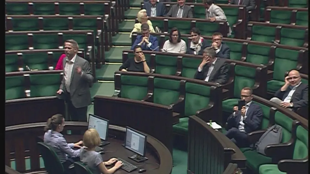 Awantura w Sejmie. "Środkowy palec pokazał do reszty posłów"
