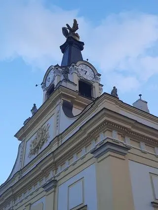 Cyferblaty skierowane są na cztery strony świata  