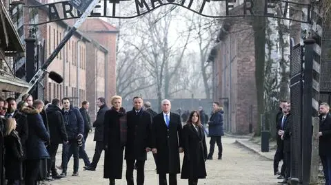 Andrzej Duda i Mike Pence oddają hołd zgładzonym w Auschwitz