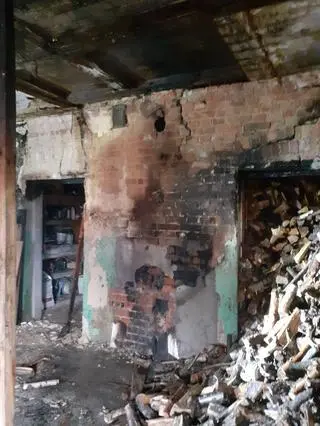 Ogniem zajął się też drewniany strop