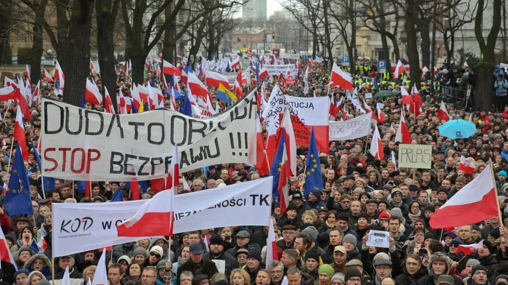 Reporter TVN24 w tłumie demonstrantów