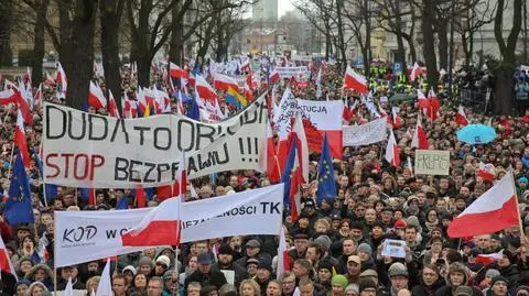 Reporter TVN24 w tłumie demonstrantów