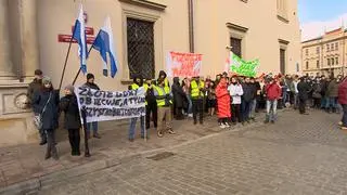 Protest przedsiębiorców przed Urzędem Miasta Krakowa