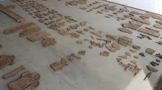 Członkowie Słupskiego Stowarzyszenia Eksploracyjno-Historycznego "Gryf" najpierw znaleźli krzyże, a niedługo potem powiadomili policję o ich zniknięciu