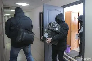 Rewizja w biurze Białoruskiego Stowarzyszenia Dziennikarzy. Zdjęcie z 21 czerwca  