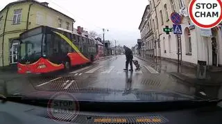 Kierowca autobusu nie zatrzymał się przed przejściem dla pieszych