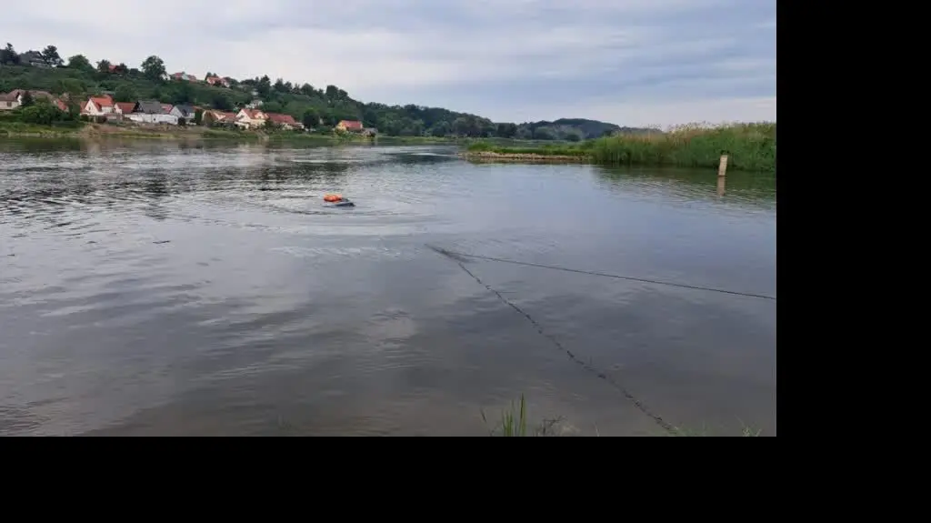 Wjechał do Odry, podjęli go z dachu