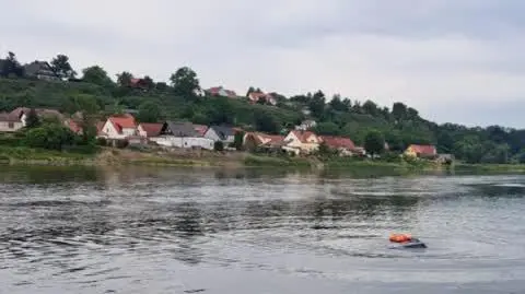 Wjechał do Odry, podjęli go z dachu