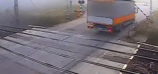 Przejechał i uderzył w rogatkę po drugiej stronie torów 