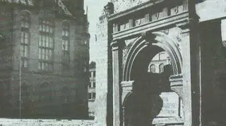 Zaułek po wojnie i najstarszy zachowany fragment czyli portal z XVI wieku
