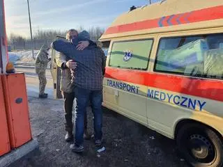 Paralotniarze przekazali karetkę pełną ciastek przyjaciołom z Ukrainy