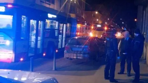 Napadł na kierowcę autobusu. Później opluł policjantów i próbował zdemolować wnętrze radiowozu