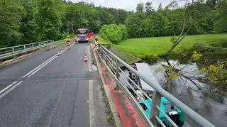 Ciężarówka spadła z mostu do rzeki