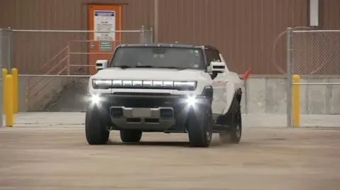 Biden palił gumę elektrycznym hummerem