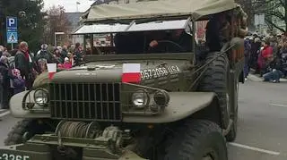 W paradzie jechały też samochody wojskowe