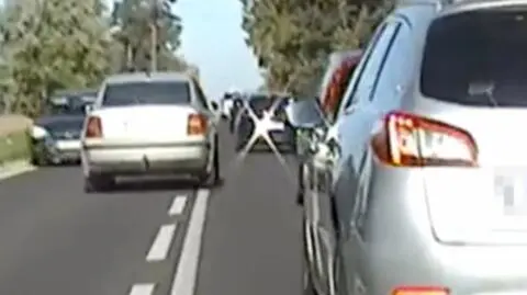 Musieli uciekać na pobocze, bo kierowca z naprzeciwka "się spieszył". Wszystko nagrali policjanci