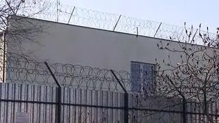 Migranci miesiącami przetrzymywani są w ośrodkach zamkniętych