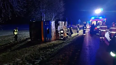 Autobus zjechał z drogi, wpadł do rowu i przewrócił się na bok. "Kierowca prawdopodobnie zasnął" 
