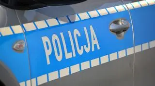 Kierowca najpierw zatrzymał się do kontroli, a potem gwałtownie skręcił na przypadkową posesję i uciekł policjantom na piechotę (zdjęcie ilustracyjne)