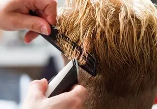 Dyrektor kazał ogolić włosy uczniowi. Chcą go zawiesić, będzie postępowanie dyscyplinarne