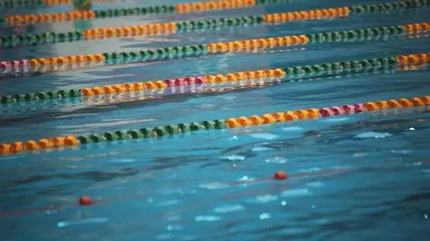 Mężczyzna topił się na basenie. Reanimacja nie przyniosła skutku